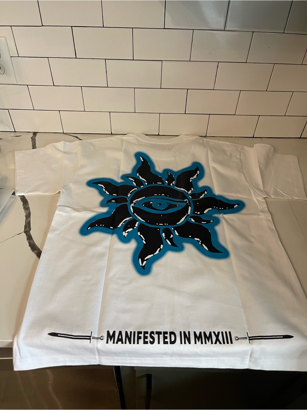 Men’s Graphic Design Tee Size L. - Picture 2 of 5